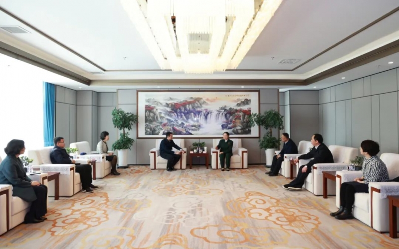 津南區(qū)委副書記唐小文一行到榮程集團祝賀慰問全國三八紅旗手標兵張榮華