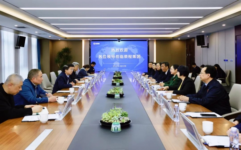 榮程集團(tuán)董事會(huì)主席張榮華與天津紡織集團(tuán)黨委書記、董事長(zhǎng)葛傳兵開展座談交流