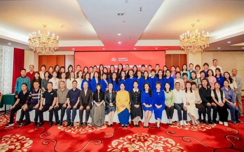 全聯(lián)女企業(yè)家商會會長、榮程集團董事會主席張榮華出席內(nèi)蒙古女企業(yè)家商會第四屆理事會員大會