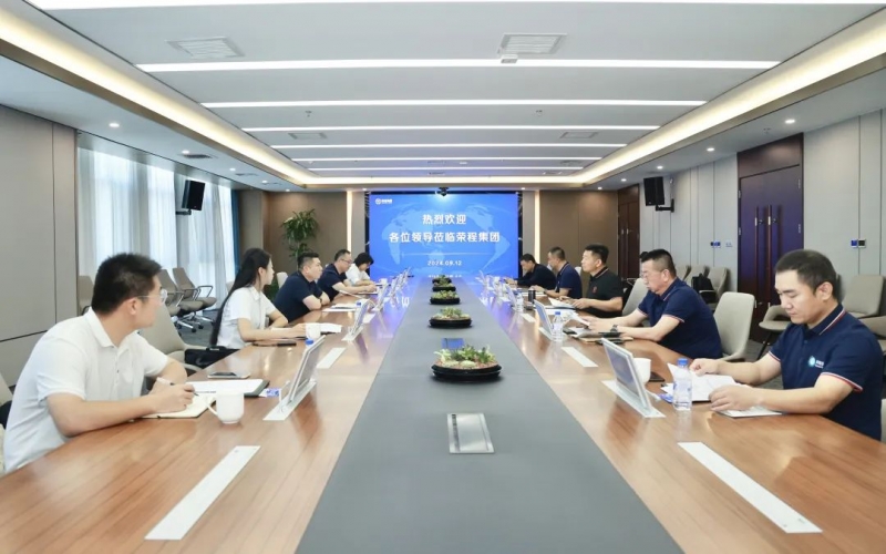 霍爾果斯經(jīng)濟(jì)開發(fā)區(qū)黨工委委員、伊寧園區(qū)黨工委副書記、管委會主任潘熹一行到榮程集團(tuán)座談交流