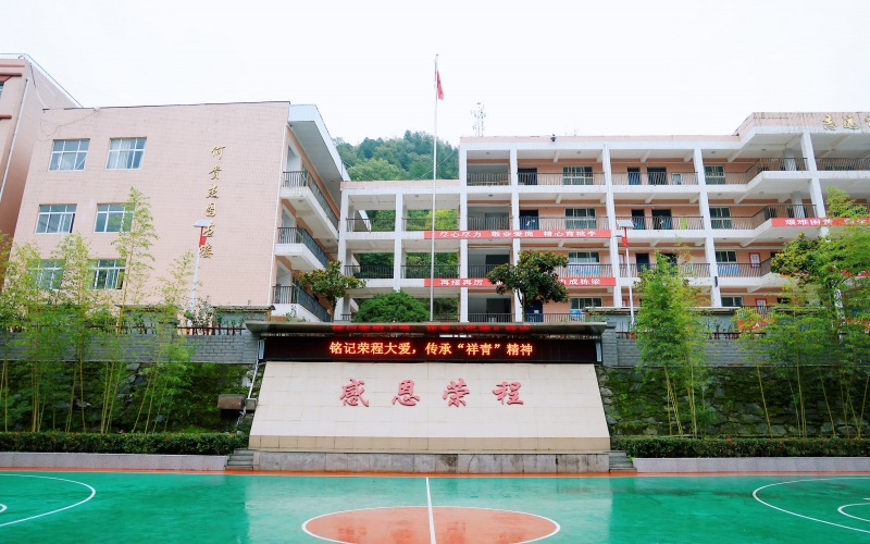 十七年深情伴成長，十五載回訪續(xù)華章 —— 榮程集團(tuán)董事會主席張榮華一行回訪略陽榮程中學(xué)